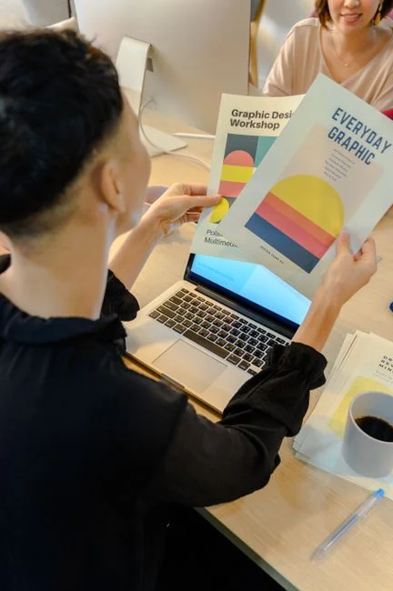 Un smartphone élégant affichant une œuvre dans un décor minimaliste, idéal pour des univers liés à la technologie et au design.